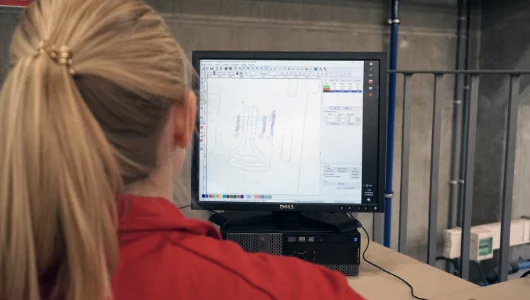 Ein Student arbeitet mit der Software der Lasermaschine.