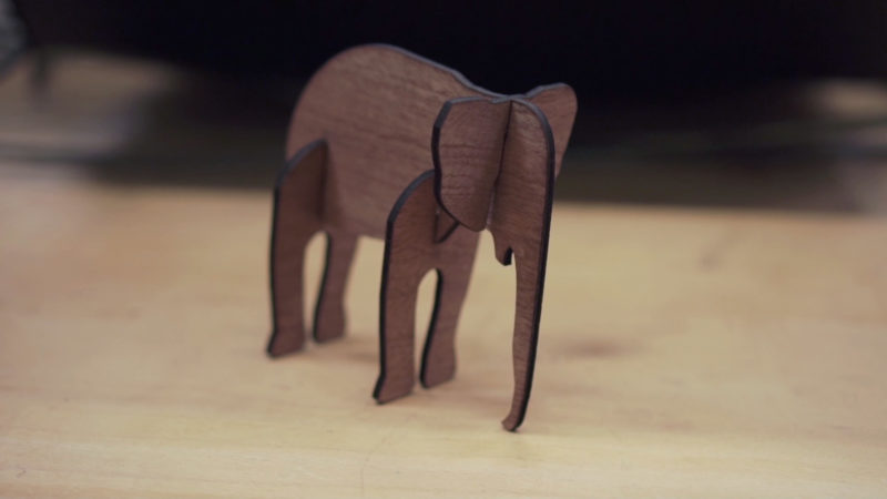 Mit einer Lasermaschine aus Holz geschnitzter Elefant