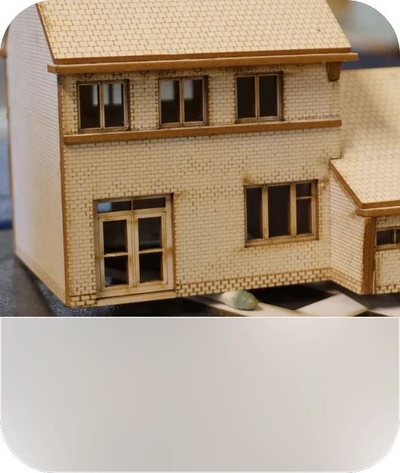 Ein Modellhaus aus lasergeschnittenen Holzteilen.