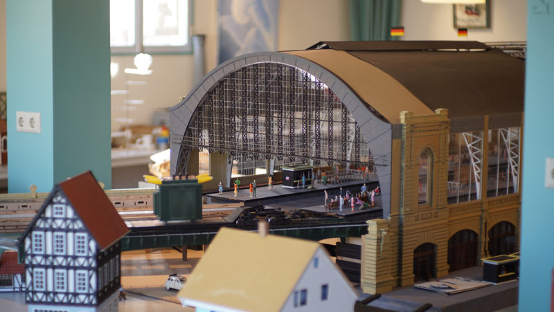 Ein maßstabsgetreues Modell eines Bahnhofs, hergestellt mit der Lasermaschine.