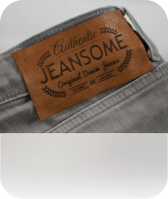 Ein lasergraviertes Emblem auf der Rückseite einer Jeans mit einem Logo.