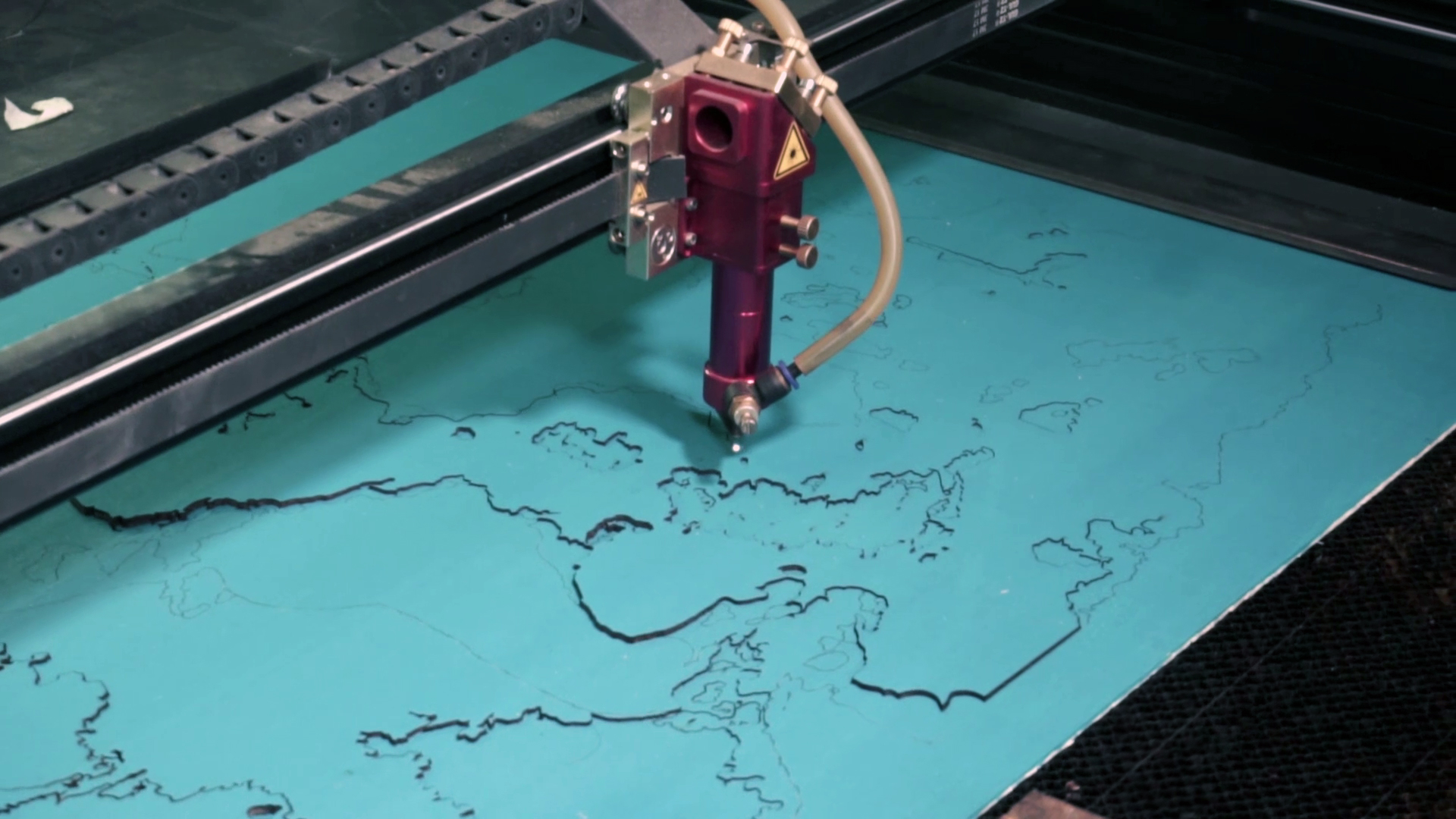 Eine Lasermaschine schneidet eine dekorative Karte aus.