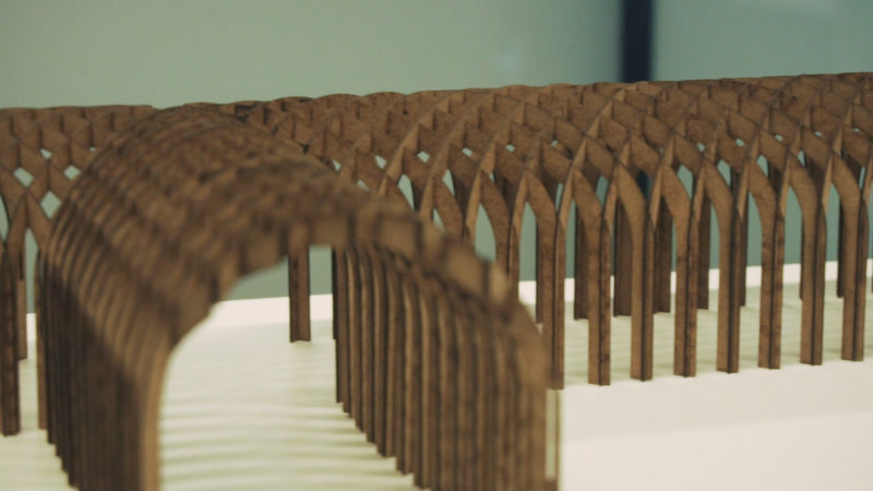 Ein Modell einer überdachten Brücke aus Holz, das mit der Lasermaschine geschnitten wurde
