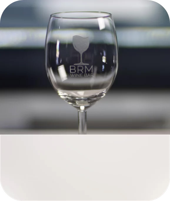 Ein eingraviertes Glas mit dem Logo einer Bar.