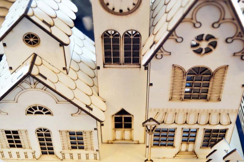 Miniatur-Kirchengebäude aus Holz mit Lasermaschine hergestellt