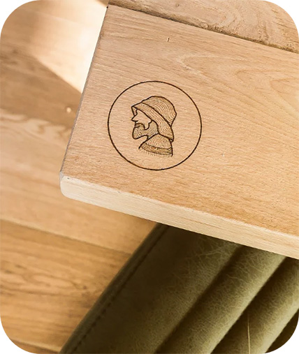 Een gravering op een houten tafelblad.
